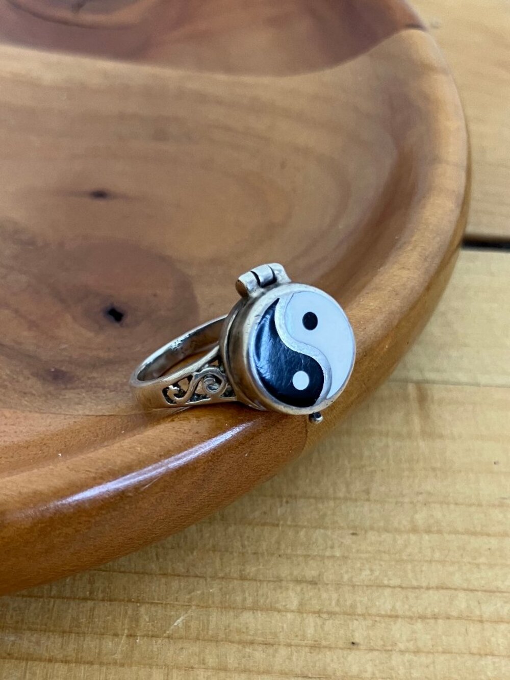 Yin Yang Silver Pillbox Poison Ring Enamel Inlay Vintage 90s 925 Sterling - Picture 10 of 10